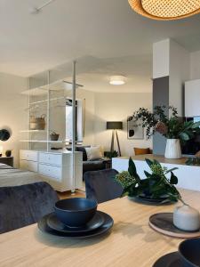 Schickes, Stilvolles und Helles Apartment in Münster في مونستر: غرفة معيشة مع طاولة طعام وغرفة معيشة