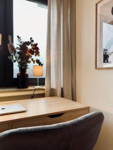 an office with a desk and a window with a laptop at Schickes, Stilvolles und Helles Apartment in Münster in Münster