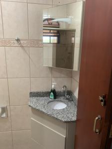 a bathroom with a sink and a mirror at Casa em Ilhabela - Próxima à Praia do Curral in Ilhabela