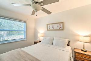 Un pat sau paturi într-o cameră la Tropical Port Charlotte Cottage - Walk to Bay!