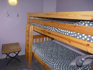 Bunk bed o mga bunk bed sa kuwarto sa Le Gite des Tourelles