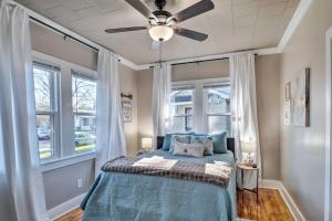 een slaapkamer met een bed en een plafondventilator bij Central Cottage with Grill, 1 Mi to Cajun Field in Lafayette