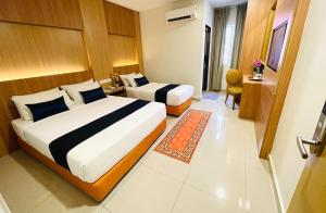 una habitación de hotel con 2 camas en una habitación en ESSY Hotel KL Sentral en Kuala Lumpur
