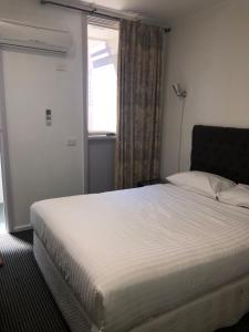 Ένα ή περισσότερα κρεβάτια σε δωμάτιο στο Evancourt Motel Malvern East