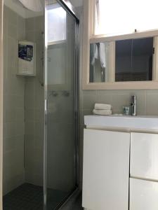 Um banheiro em Evancourt Motel Malvern East