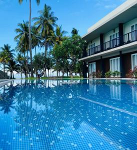 uma piscina em frente a um hotel em Golden Star Beach Hotel em Negombo