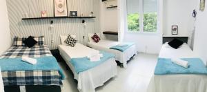 Habitación con 3 camas en una habitación en Aconchego Carioca Ipanema Copacabana Rua da praia, en Río de Janeiro