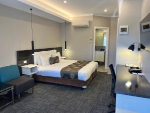 
A bed or beds in a room at Best Western Melbourne Airport
