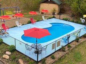 Gallery image of SmokiesBoutiqueCabins would love to host you! 4 miles to Gatlinburg Strip! Resort Pool open May 1 through Oct 1! Views, Shuffleboard, Hot Tub, Arcade! in Gatlinburg