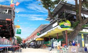Supermarket nebo jiné obchody v  hostelu nebo okolí
