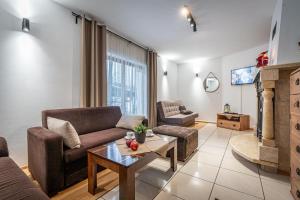 ein Wohnzimmer mit Sofa und Tisch in der Unterkunft Willa Cicha Woda III in Zakopane