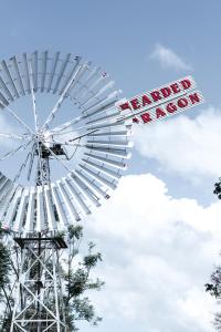 Eine Metallwindmühle mit den Worten Happy Ranger in der Unterkunft The Bearded Dragon Boutique Hotel in Mount Tamborine