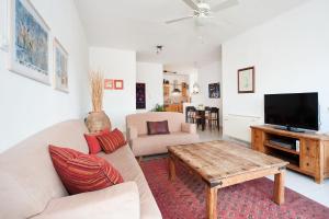 卡法薩巴的住宿－法薩巴景公寓，带沙发和咖啡桌的客厅