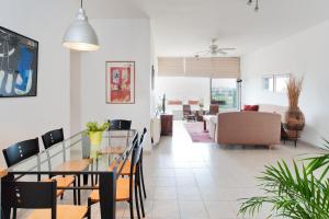 una sala da pranzo e un soggiorno con tavolo e sedie. di Kfar Saba View Apartment a Kfar Saba