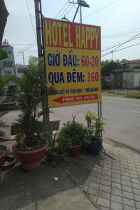 een hotel blij teken aan de kant van een straat bij Happy Hotel Binh Chanh in Bình Chánh