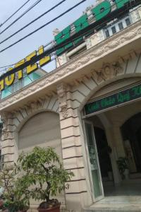 een gebouw met een trein erop bij Happy Hotel Binh Chanh in Bình Chánh