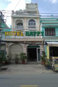 een hotel markup bord op de voorzijde van een gebouw bij Happy Hotel Binh Chanh in Bình Chánh