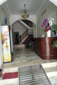een hal van een huis met een trap en een kamer bij Happy Hotel Binh Chanh in Bình Chánh
