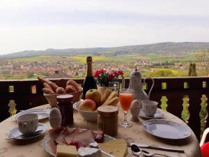 - une table avec de la nourriture, une bouteille de vin et du pain dans l'établissement Ferienhaus Talblick, à Fladungen