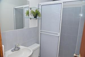 Een badkamer bij Beautiful 2 BR Apartment
