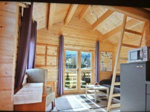 Habitación grande con ventana grande en una cabaña de madera. en Fuxhouse mit Carport -Faakersee -Aichwaldsee gratis Seezugang, en Ledenitzen