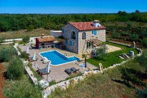 Bazén v ubytování Relax house surrounded by olives and vineyard nebo v jeho okolí