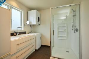 カイコウラにあるAmazing Views Large Deck Sunnyのシャワー、洗面台、トイレ付きのバスルーム +29枚の写真