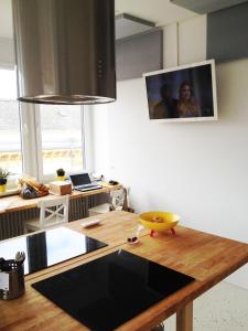 een keuken met een houten aanrecht in een kamer bij Business Hostel Wiesbaden ONE in Wiesbaden