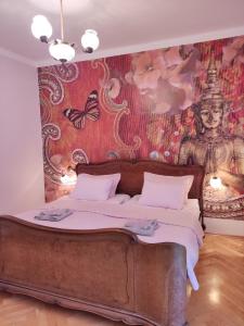 een slaapkamer met een bed met een schilderij aan de muur bij Villa Art deco in Dębica