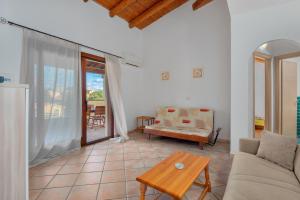 ein Wohnzimmer mit einem Sofa und einem Tisch in der Unterkunft Trilo Orizzonti 31 in Golfo Aranci