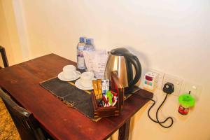 Все необхідне для приготування чаю та кави в Hungry Lion Resort