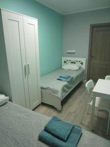 モスクワにあるSunVita Houseの小さなベッドルーム(ベッド2台、テーブル付)
