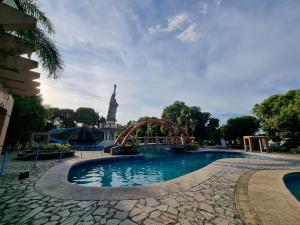 una piscina in un parco con montagne russe di Libertyland Waterpark Resort by Cocotel a Mabalacat