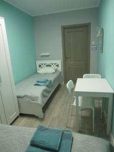 モスクワにあるSunVita Houseのベッドルーム1室(ベッド1台、テーブル、テーブル、椅子付)