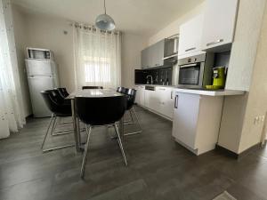 a kitchen with a table and chairs in it at Appartement Bes,, Chaleureux et confortable avec entrée indépendante in Wittenheim +28 photos