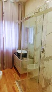 bagno con doccia in vetro e lavandino di Casa Caterina a Mantova