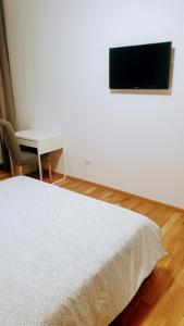 una camera con letto, scrivania e TV di Casa Caterina a Mantova