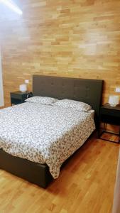 una camera con un letto e una parete in legno di Casa Caterina a Mantova