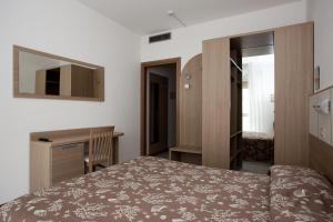Postel nebo postele na pokoji v ubytování Hotel Columbia & Ninfea