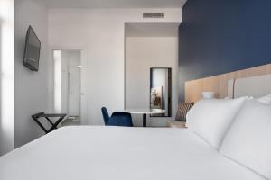a hotel room with a bed and a desk at Exe Vigo in Vigo