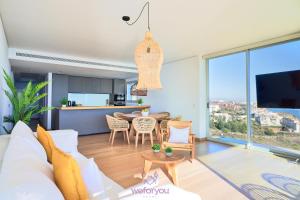 A television and/or entertainment centre at weforyou Med One Exclusive Sea Views 3 Bedrooms Apartament A 3A