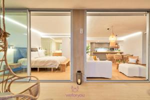 een kamer met uitzicht op een slaapkamer en een woonkamer bij weforyou Med One Exclusive Sea Views 3 Bedrooms Apartament A 3A in Fuengirola