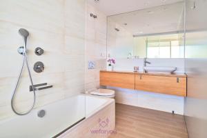 A bathroom at weforyou Med One Exclusive Sea Views 3 Bedrooms Apartament A 3A