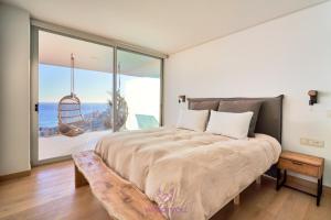A bed or beds in a room at weforyou Med One Exclusive Sea Views 3 Bedrooms Apartament A 3A