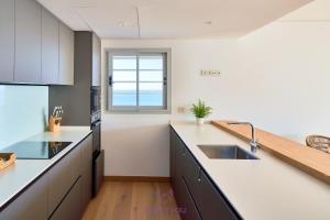 A kitchen or kitchenette at weforyou Med One Exclusive Sea Views 3 Bedrooms Apartament A 3A