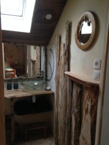 Ένα μπάνιο στο A l'orée de soi - Maison forestière de la Soie - Eco gîte, chambres d'hôtes, camping au pied des Vosges