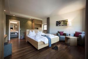 Postel nebo postele na pokoji v ubytování Hotel Weingut Stroblhof