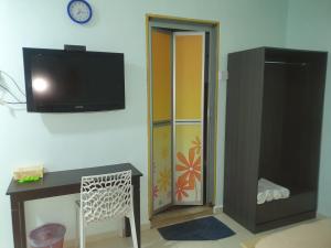 TV a/nebo společenská místnost v ubytování Hotel Permai Melaka Raya