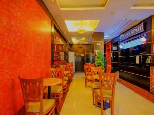 a dining room with a table and chairs in a restaurant at Super OYO 838 Manila Crown Palace Hotel in Manila