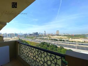 Mira Holiday Homes - Serviced 1 bedroom with Creek View في دبي: إطلالة على المدينة من الشرفة